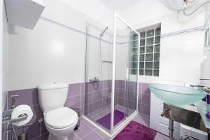 Et badeværelse på Colorful city apartment