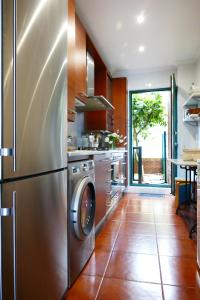 cocina con nevera de acero inoxidable y lavavajillas en Apartamento en Comillas_Rovacias guest house en Comillas