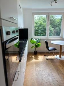 eine Küche mit einem Tisch und einem Esszimmer in der Unterkunft Charming Apartement Luxembourg City Center, Parking, Balcony in Luxemburg (Stadt)