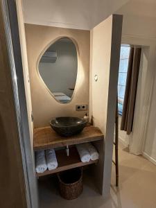 uma casa de banho com um lavatório e um espelho em W Y C K - E N D boutique b&b em Maastricht