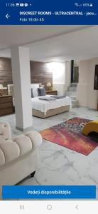 een website van een slaapkamer met een bed en een tapijt bij IMPERIAL ROOMS - ULTRACENTRAL - jacuzzi cu hidromasaj in Oradea