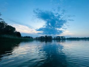 ZełwągiにあるMazurek Pokoje do wynajęciaの大水の景色