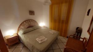 a bedroom with a bed with two towels on it at Casa di Rita al Bassamarea in Porto Cesareo
