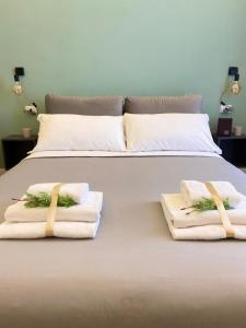 un letto con asciugamani e cuscini sopra di Raisi Suites & Apartment a Catania Altre 36 foto