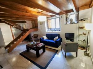 a living room with a blue couch and a staircase at Casa do Fieiro in Miñortos