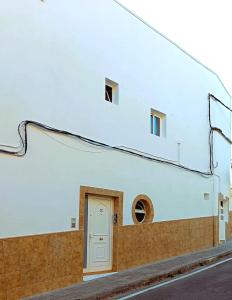 un edificio blanco con una puerta a un lado en Seagull Estudios, en Pozo Izquierdo