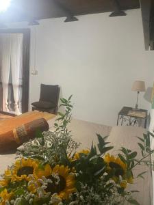 Cette chambre comprend un lit avec un bouquet de fleurs. dans l'établissement Casetta Vacanze Nonna Antonietta, à Carbonia
