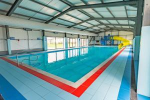 una gran piscina con un tobogán en el medio en Static Holiday Caravan, en Clacton-on-Sea 6 fotos más