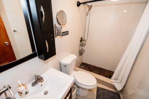 Vannituba majutusasutuses Charming Retreat with Patio Access and FREE Laundry