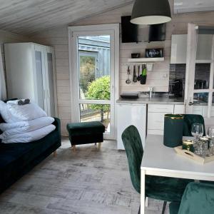 Kuchyň nebo kuchyňský kout v ubytování Domki LA MER z własnymi ogródkami- Balia z jacuzzi ,sauna ,rowery, klimatyzacja