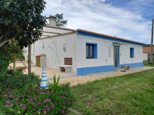 una casa con pintura azul y blanca. en Charme Rústico, en Aljezur