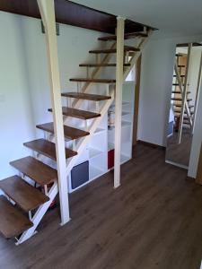uma escada num quarto com pisos em madeira em Vikend hiša Vrhe em Senovo