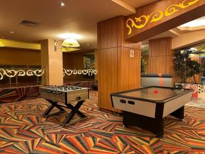 eine Lobby mit einer Tischtennisplatte und einem Billardtisch in der Unterkunft La Mika -Your Home in Bukarest
