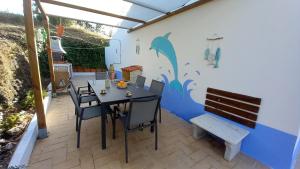 阿爾熱祖爾的住宿－Charme Rústico，庭院内带桌椅的用餐室