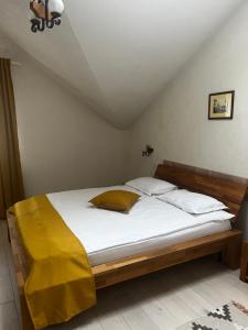 Cozy Apartment في براشوف: غرفة نوم عليها سرير مع بطانية صفراء
