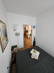 Un dormitorio con una cama con dos toallas encima. en Prosecco di Abbazia, en Opatija