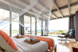 Postel nebo postele na pokoji v ubytování Luxus Villa mit 5 Schlafzimmern, Heated Pool, PS4, Fitnessraum + 37 fotografií