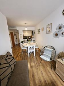 Una sala de estar con una mesa y sillas blancas. en Prosecco di Abbazia, en Opatija