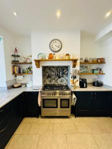 Köök või kööginurk majutusasutuses Totterdown's Modern & Vintage inspired Home