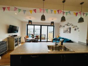 Köök või kööginurk majutusasutuses Totterdown's Modern & Vintage inspired Home