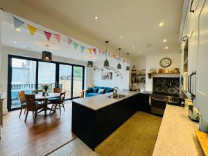 Köök või kööginurk majutusasutuses Totterdown's Modern & Vintage inspired Home