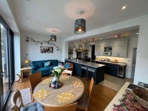 Köök või kööginurk majutusasutuses Totterdown's Modern & Vintage inspired Home