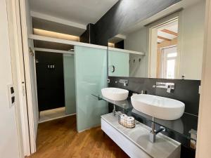 La salle de bains est pourvue de 2 lavabos et d'un miroir. dans l'établissement WeRentvLC - Charming Ruzafa - Top location, à Valence
