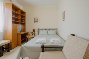 una camera con letto, sedia e scrivania di Catherine's View a Ágios Rókkos