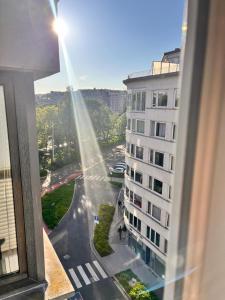Blick auf eine Stadtstraße von einem Gebäude in der Unterkunft Ostendeau - stijlvol appartement in hartje Oostende in Ostende