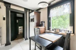 a kitchen and dining room with a table and a window at Miet-Kamp ruhig, zentral, nahe Messe, ausgefallenes design 2 Schlafzimmer in Berlin