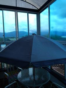 Hotel Najjez في فيلافيسينسيو: وجود مظلة سوداء على طاولة في الغرفة