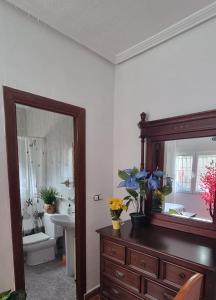 Phòng tắm tại SE ALQUILA CHALET CON PISCINA Y YACUCCI