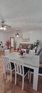 Khu vực ghế ngồi tại SE ALQUILA CHALET CON PISCINA Y YACUCCI