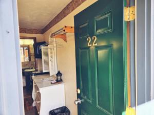 une porte verte avec son numéro dans une cuisine dans l'établissement Cedar Wood Inn, à Deadwood
