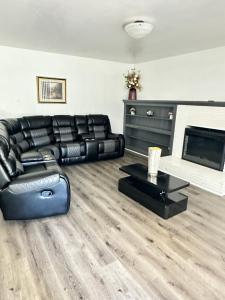 バイセイリアにあるCasa Relajanteのリビングルーム(黒い革張りのソファ、テレビ付)