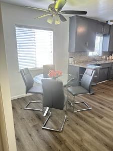 バイセイリアにあるCasa Relajanteのキッチン(ダイニングルームテーブル、椅子付) +1枚の写真