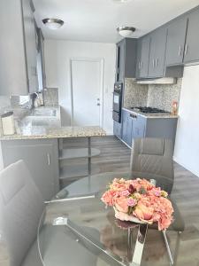 バイセイリアにあるCasa Relajanteのキッチンにある花束が置かれたガラスのテーブル