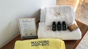stół z ręcznikami i butelkami wina w obiekcie Rouchotas Apartments w mieście Argostoli