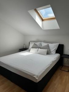 Schlafzimmer mit einem Bett mit weißer Bettwäsche und einem Fenster in der Unterkunft Haus Ella in Novi Vinodolski