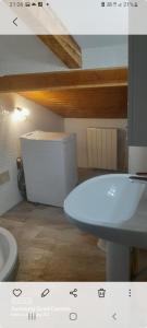 ein Badezimmer mit einem weißen Waschbecken und einem WC in der Unterkunft Apartment Doderovic in Kostrena