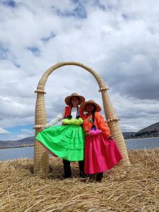 duas mulheres debaixo de um arco num campo em Q'OTA TAYPY LODGE em Puno
