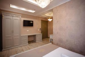 TV a/nebo společenská místnost v ubytování Ervini Boutique Hotel