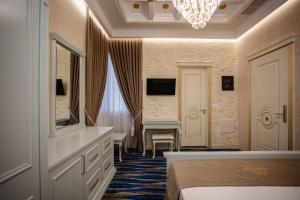 TV a/nebo společenská místnost v ubytování Ervini Boutique Hotel