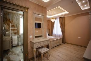 TV a/nebo společenská místnost v ubytování Ervini Boutique Hotel