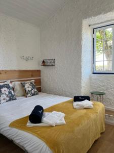 ein Schlafzimmer mit einem Bett mit Handtüchern darauf in der Unterkunft Vacas Felizes Villas in Ribeira Grande