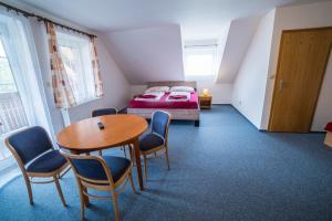 Rúm í herbergi á Hotel Elsyn Dvůr