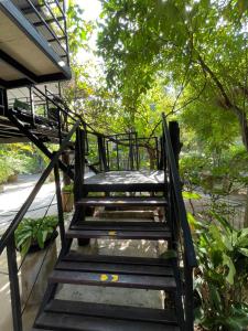 um conjunto de escadas que levam a uma casa em Casa Bonita Kanchanaburi em Kanchanaburi