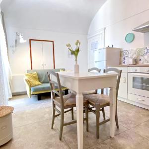 eine Küche und ein Esszimmer mit einem Tisch und Stühlen in der Unterkunft Nel Borgo di San Francesco - Casa vacanze in centro in Villa Santa Maria