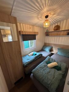 Postel nebo postele na pokoji v ubytování Boshuisje met sauna in Hoenderloo + 21 fotografií
