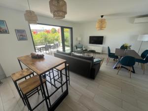 Televízia a/alebo spoločenská miestnosť v ubytovaní Cala Rossa, Pinarello, Saint Cyprien - La Villa D'Alice
